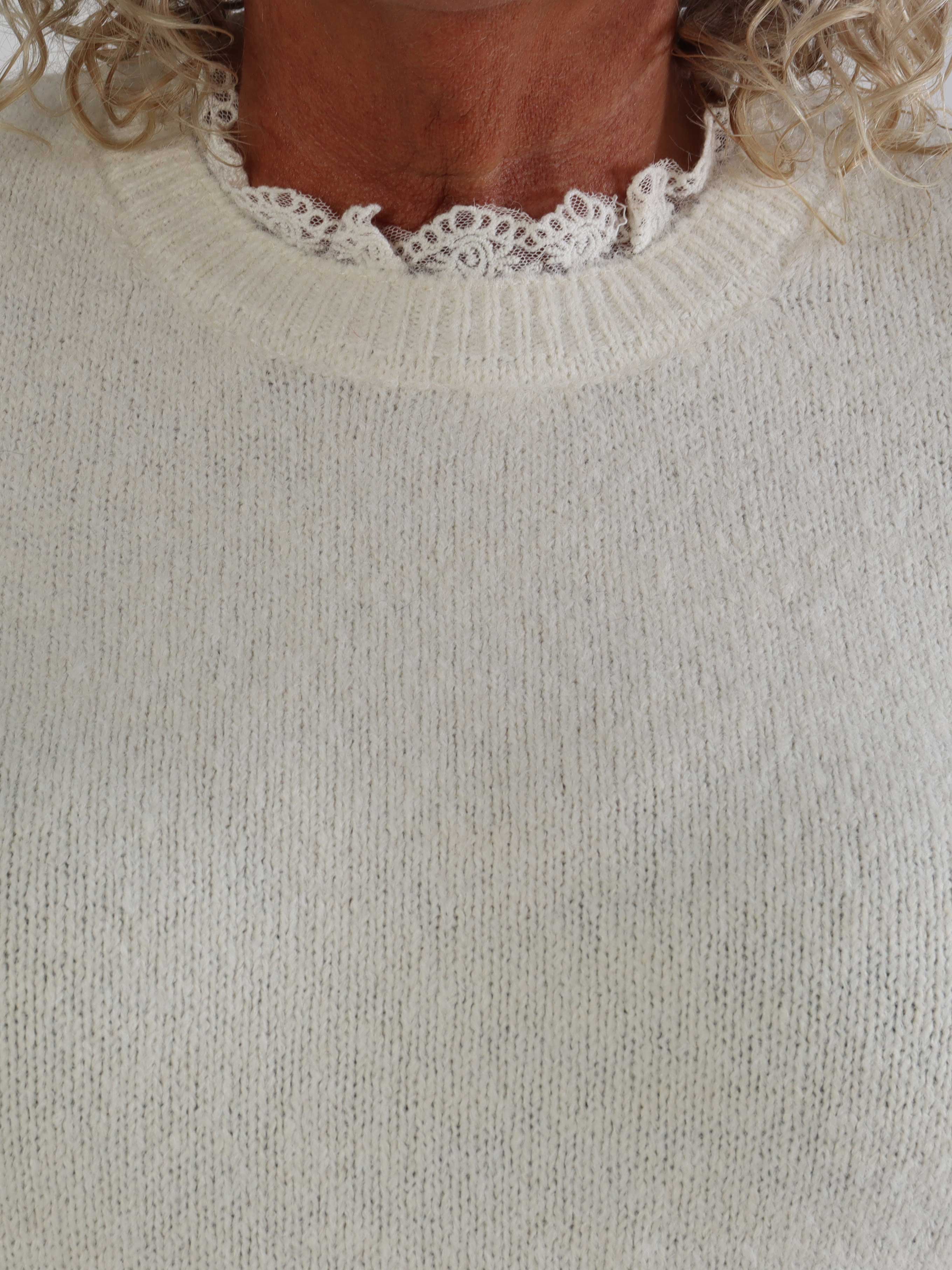 Elowen - Plus size strikbluse med blondekanter ved halsudskæringen og ærmerne